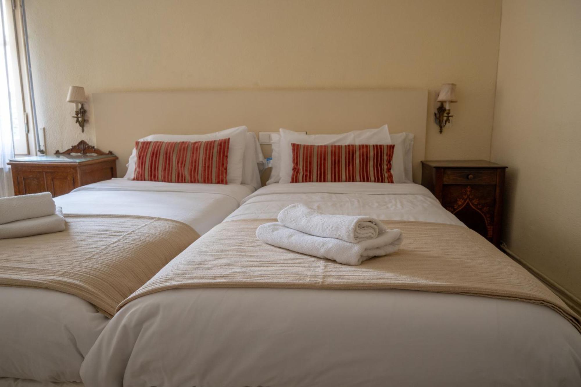 Flora Bed & Breakfast บันยอเลส ภายนอก รูปภาพ