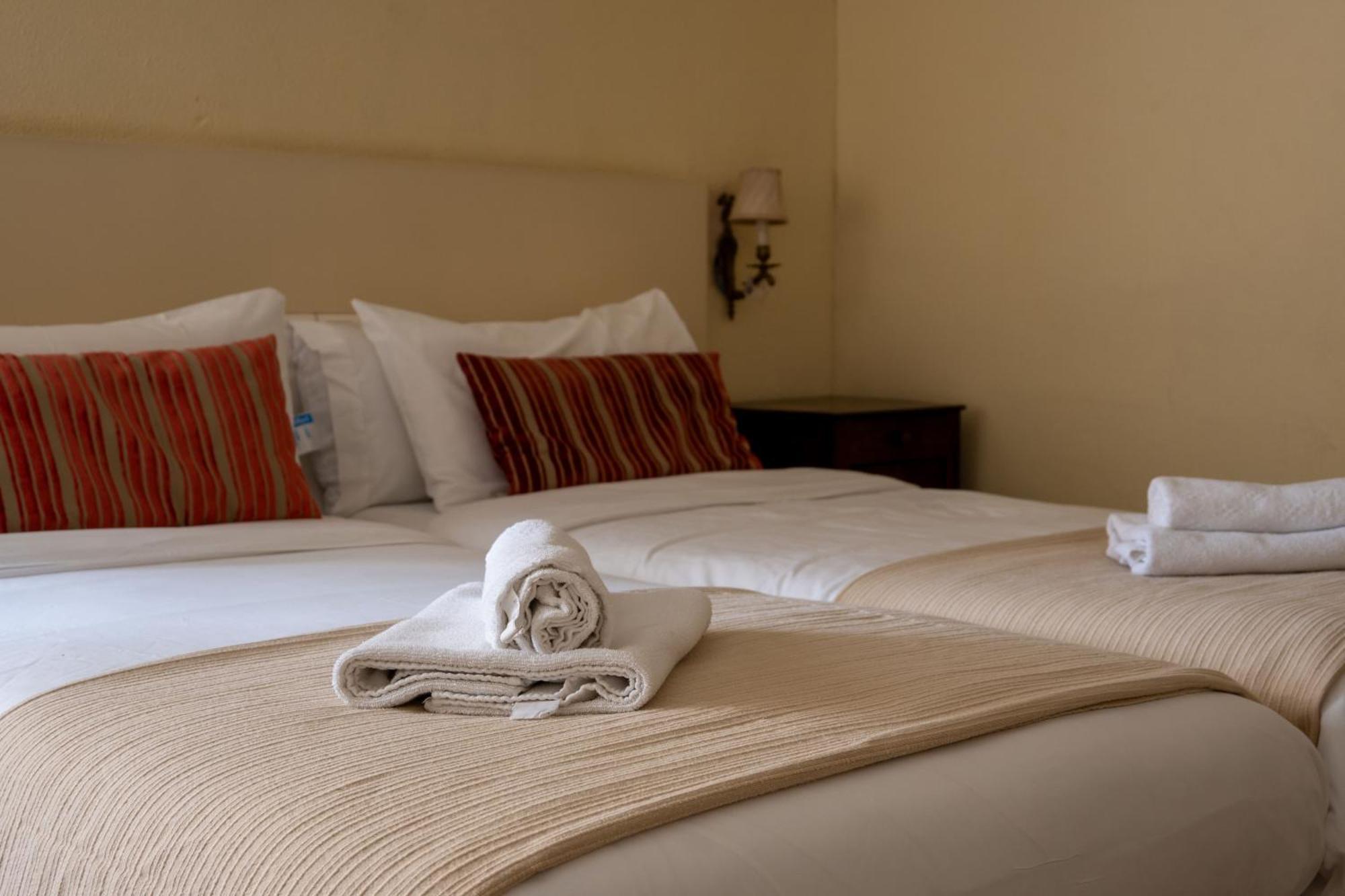 Flora Bed & Breakfast บันยอเลส ภายนอก รูปภาพ
