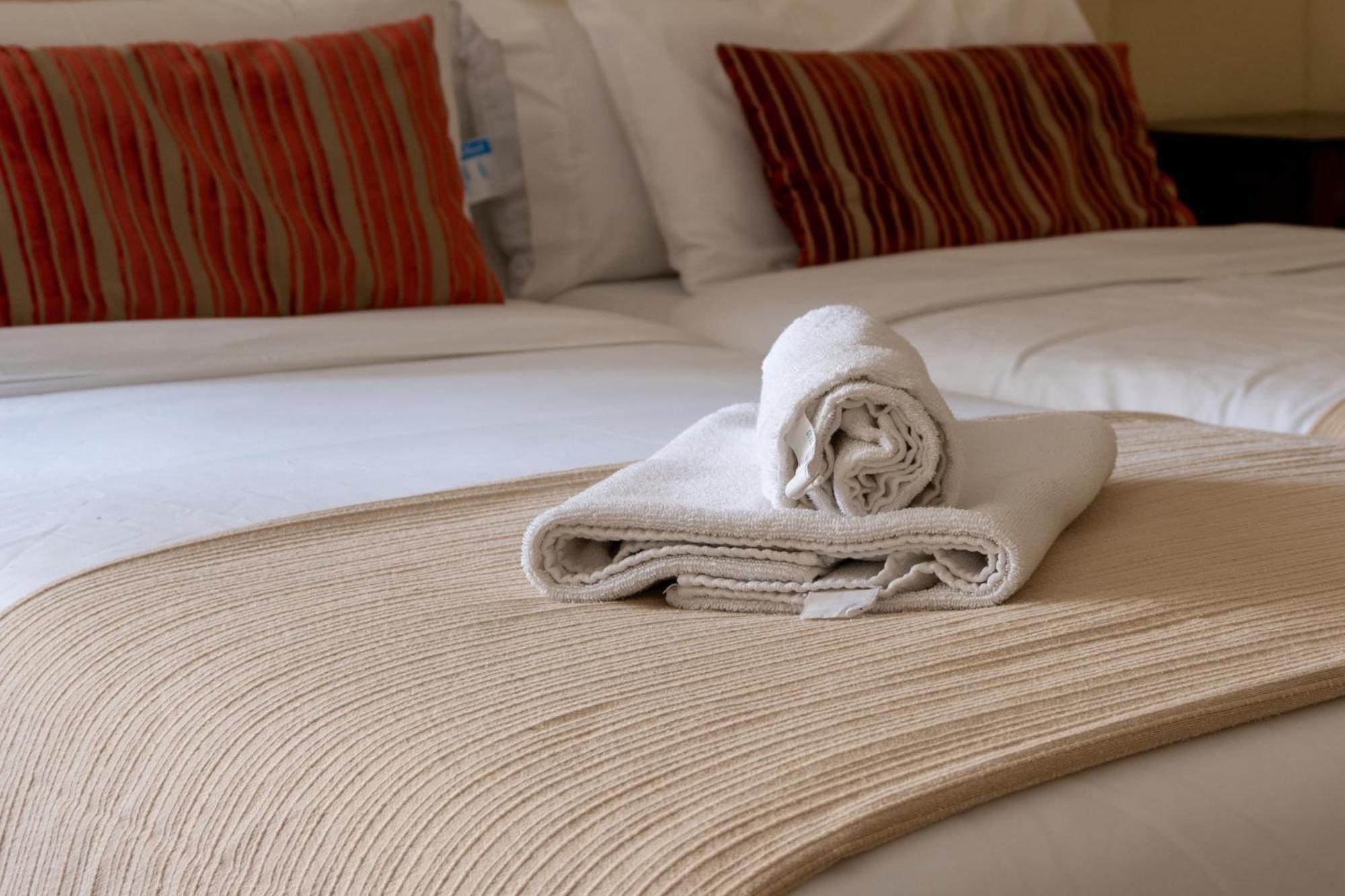 Flora Bed & Breakfast บันยอเลส ภายนอก รูปภาพ