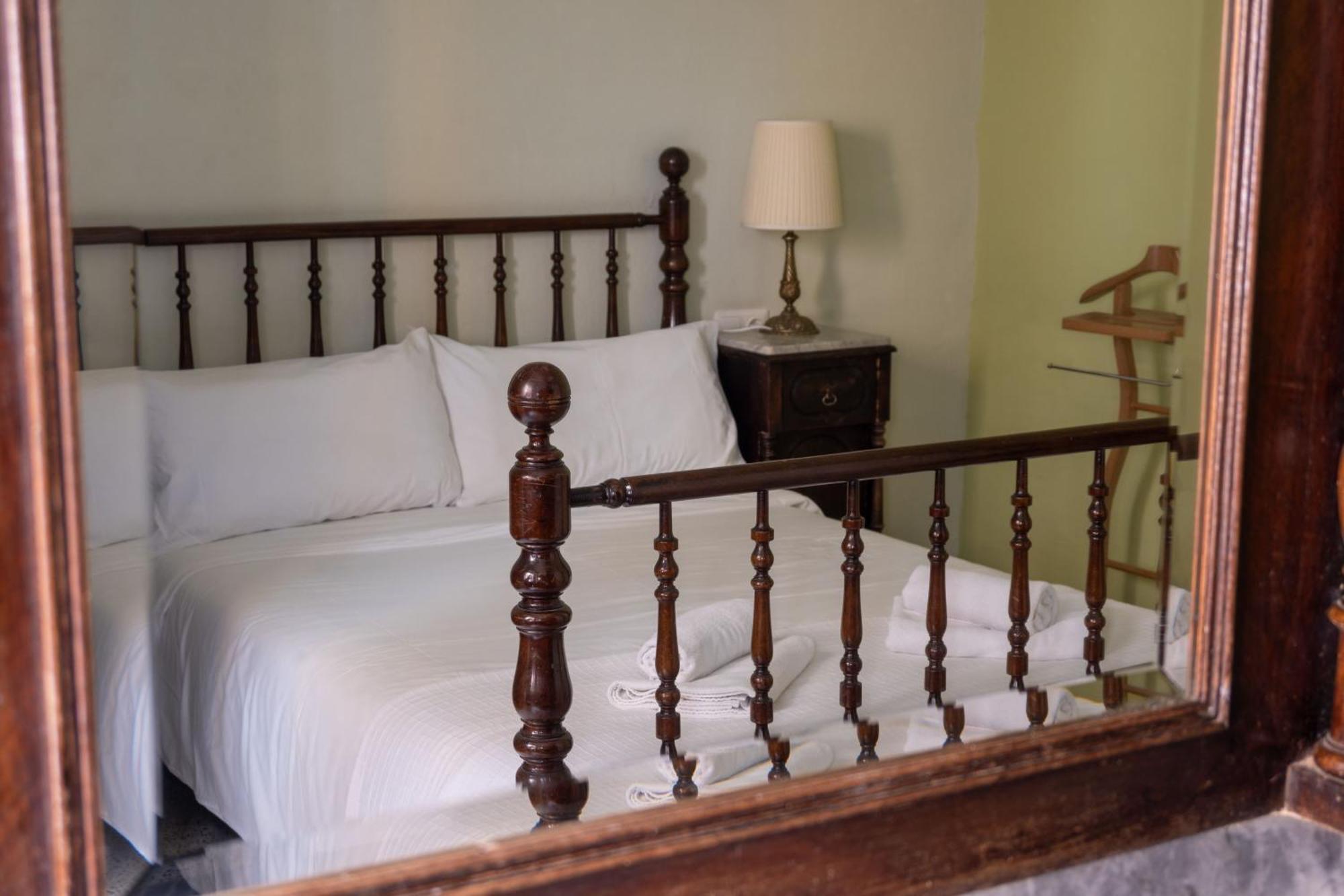 Flora Bed & Breakfast บันยอเลส ภายนอก รูปภาพ