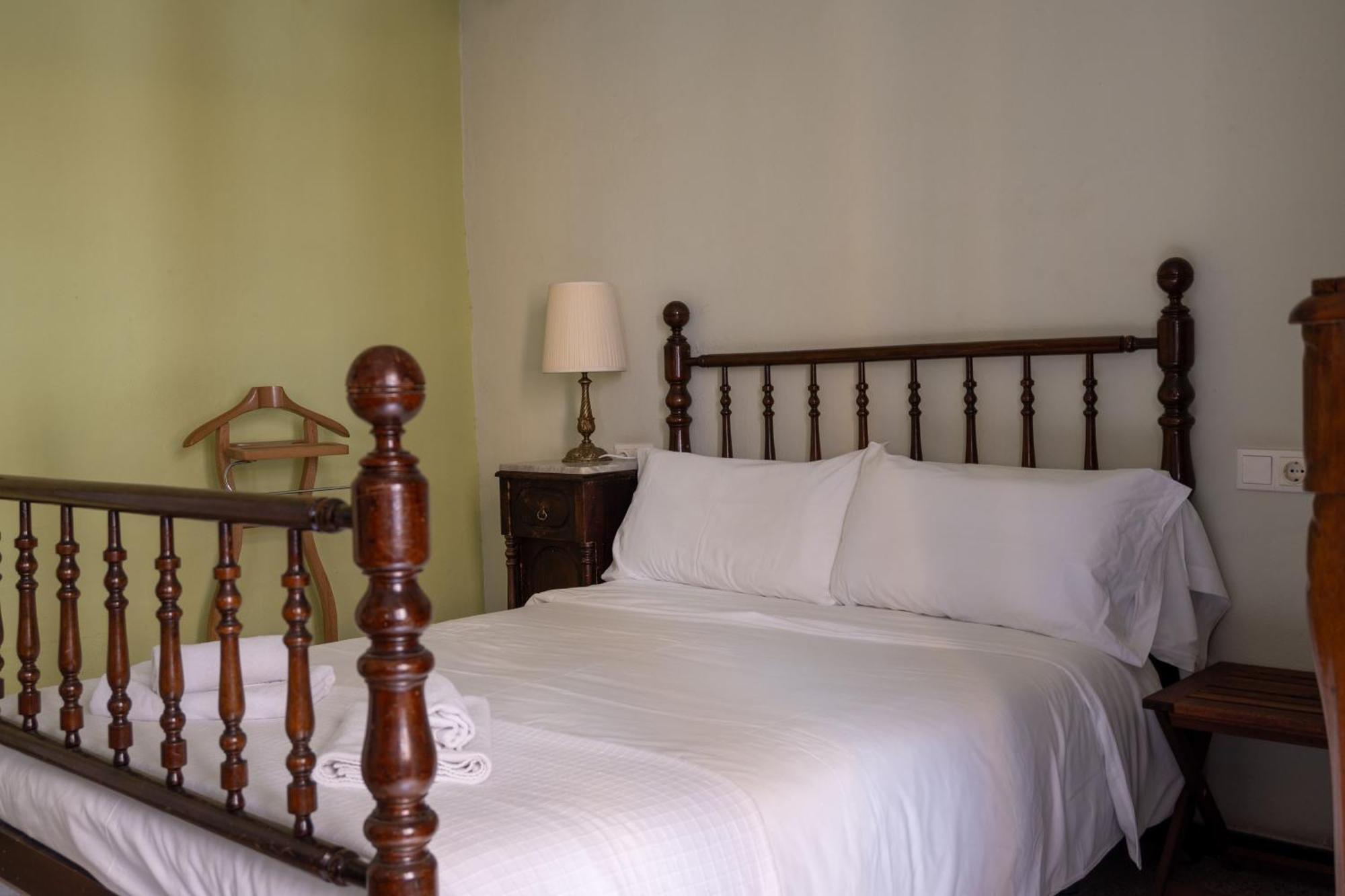 Flora Bed & Breakfast บันยอเลส ภายนอก รูปภาพ
